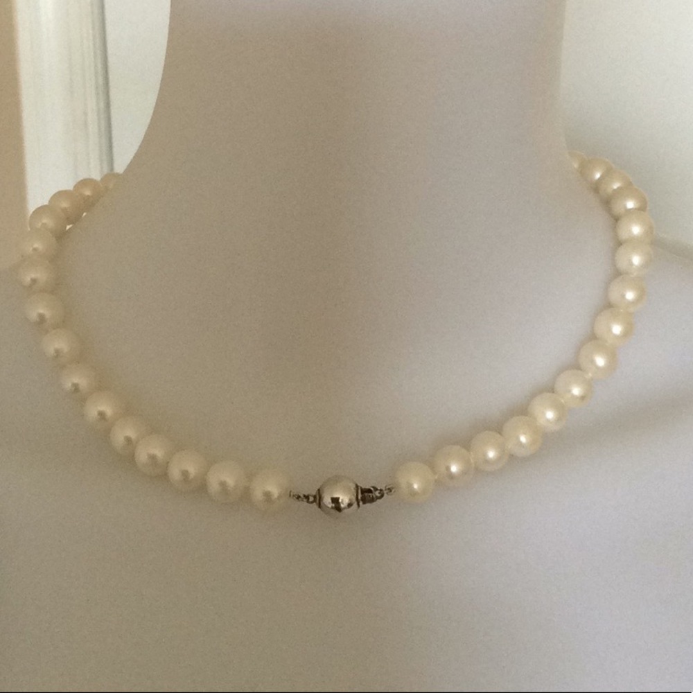 White pearl necklace